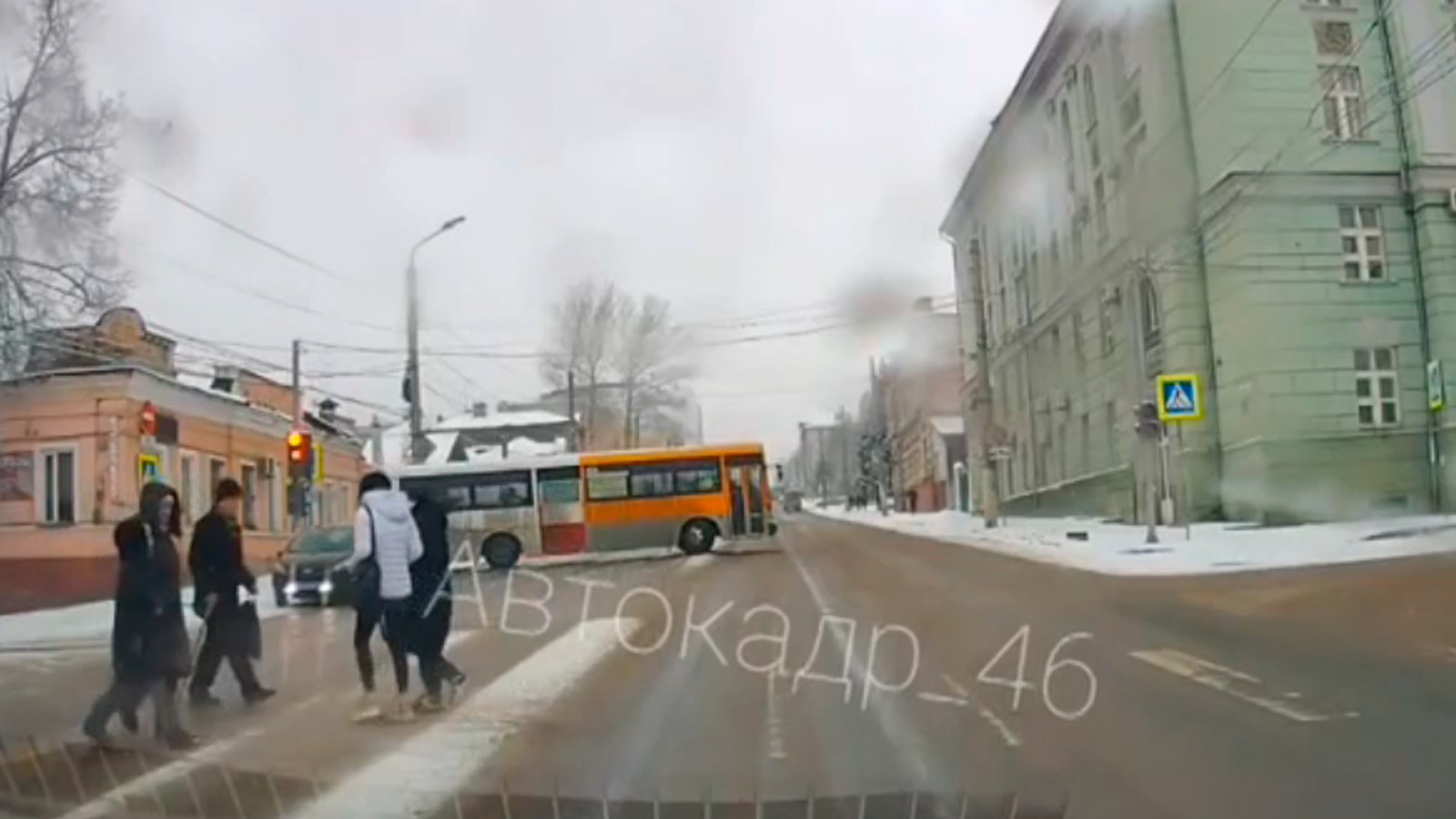 Занесло автобус Курск.mp4 (2)