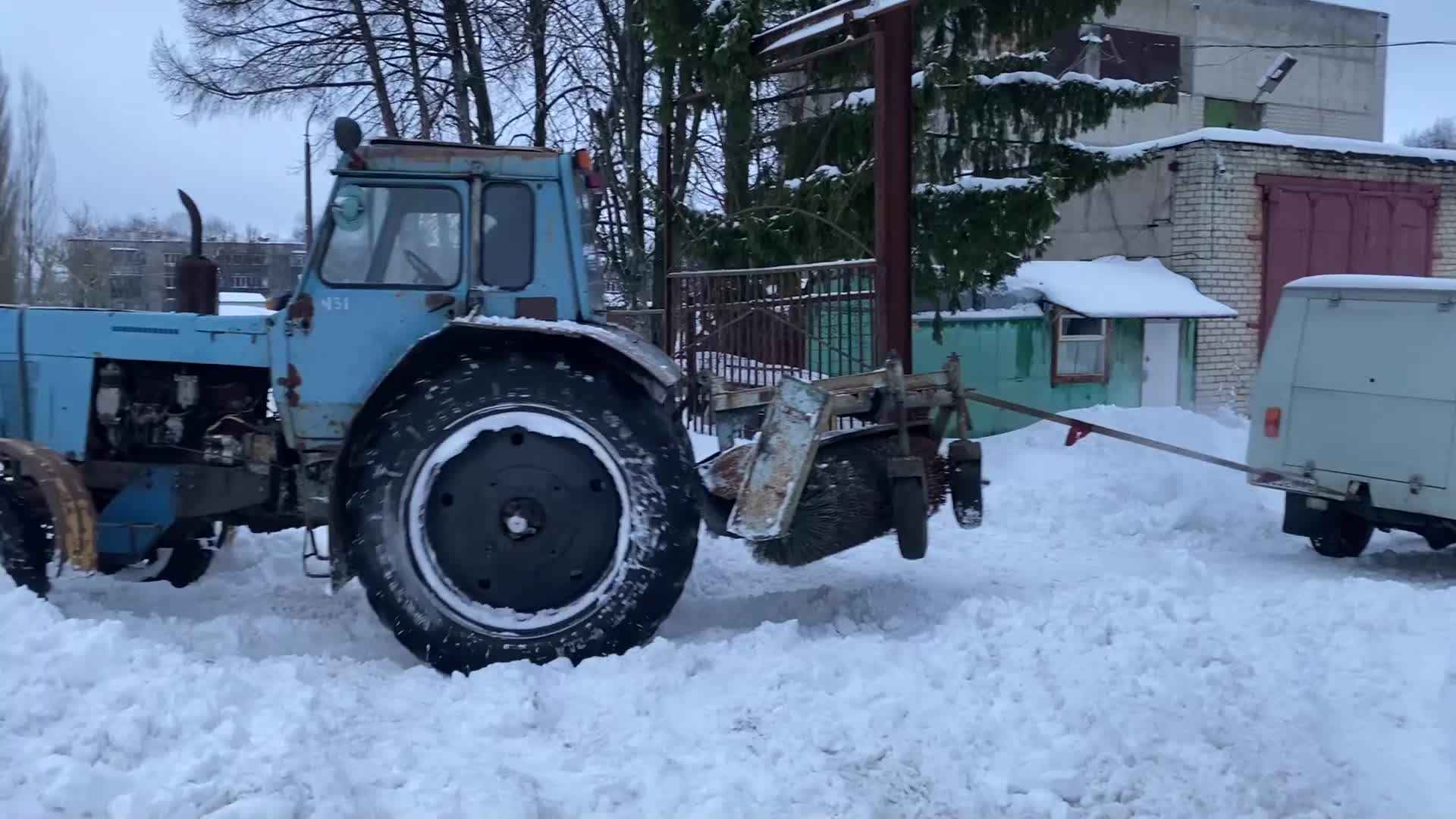 Буханка вытаскивает трактор